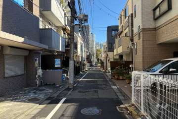 敷地の南側前面道路（西側から）