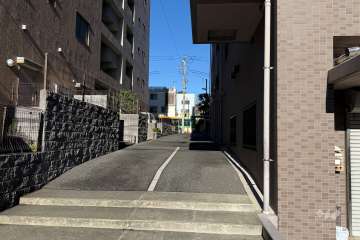敷地の西側前面道路（南側から）