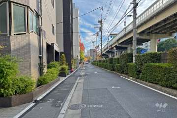 敷地の南側前面道路（西側から）