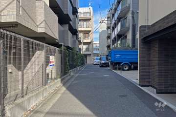 敷地の東側前面道路（南側から）