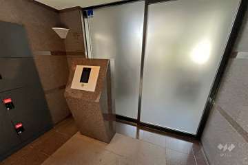 エントランスはオートロック付きです。