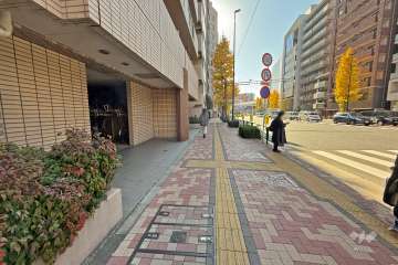 敷地西側の前面道路（北側から）