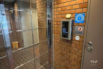エントランスはオートロック付きです。
