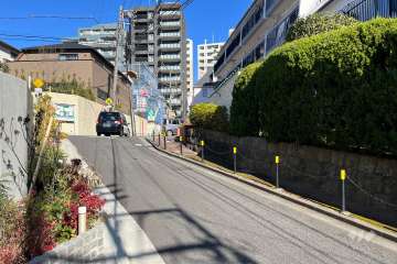 敷地西側の前面道路