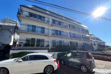 秀和春日レジデンスの外観（北西側から）　