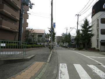 敷地西側の前面道路