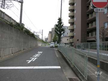 敷地北側の前面道路。道を挟んで、JR東海道本線が走っています。