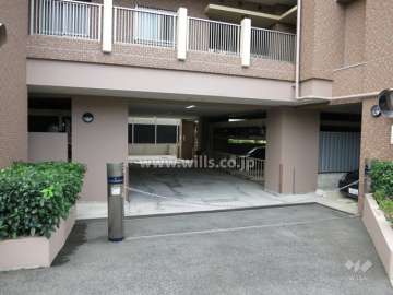 駐車場出入り口（ロボットゲート付き）