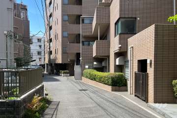 敷地東側の前面道路