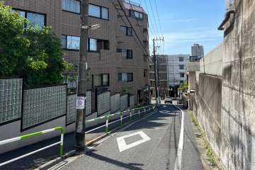 敷地西側の前面道路