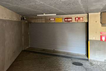 駐車場の出入り口（シャッター付き）