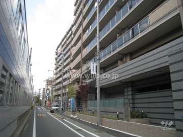 敷地南側の前面道路（東側から）
