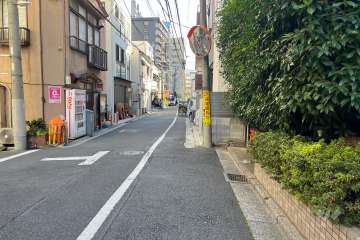 敷地の東側前面道路（北側から）