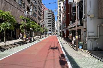 敷地の南側前面道路（西側から）