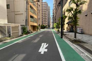 敷地の西側前面道路（南側から）