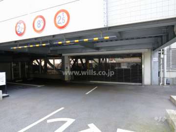 駐車場の出入り口にはリングシャッターが設置されています。