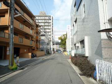 敷地東側の前面道路（南側から）