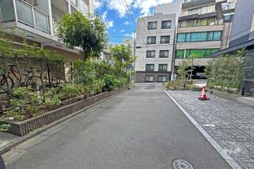 敷地の北側前面道路（東側から）