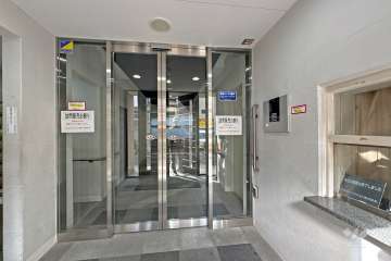 エントランスはオートロック付きです。
