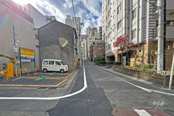 敷地の南側前面道路（東側から）