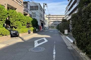 敷地の東側前面道路（南側から）
