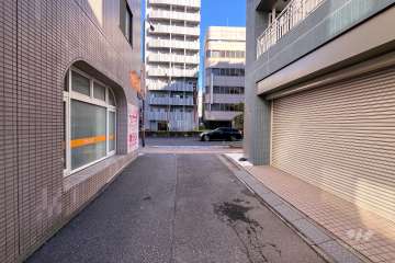 敷地西側の前面道路（南側から）
