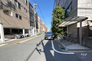 敷地西側の前面道路