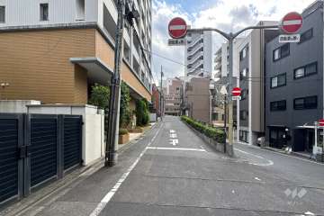 敷地西側の前面道路（北側から）