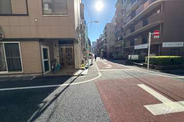 敷地の東側前面道路（北側から）