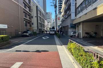 敷地の北側前面道路（東側から）