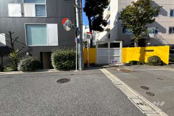 敷地の南側前面道路（東側から）