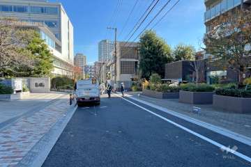敷地の北側前面道路（西側から）