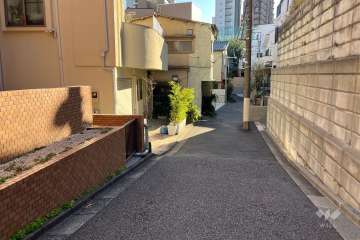 敷地の北西側前面道路（北東側から）