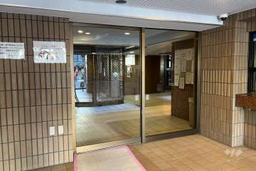 エントランスはオートロック付きです。