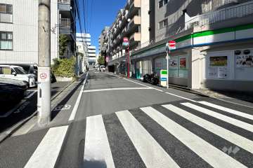 敷地西側の前面道路
