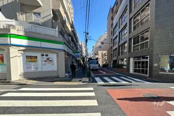 敷地南側の前面道路