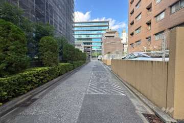 敷地西側の前面道路