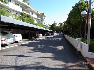 屋根付きの敷地内駐車場