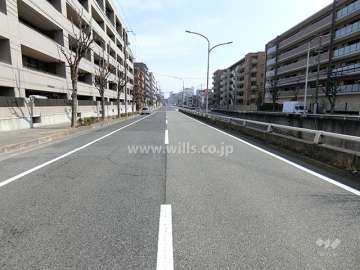 敷地南側の前面道路。6車線の山手幹線沿いです。