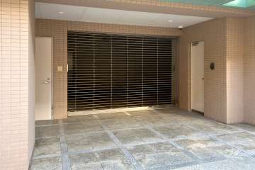 駐車場の出入り口（リングシャッター付き）