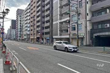 敷地北東側の前面道路（北西側から）