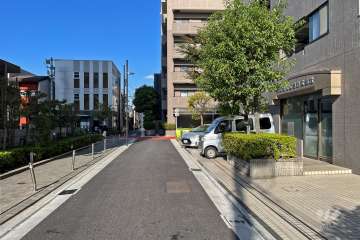 敷地南西側の前面道路（南東側から）