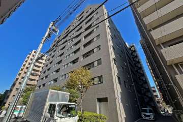 シーアイマンション根津弥生坂の外観（南側から）