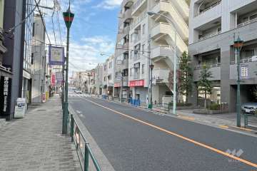 敷地北西側の前面道路（南西側から）