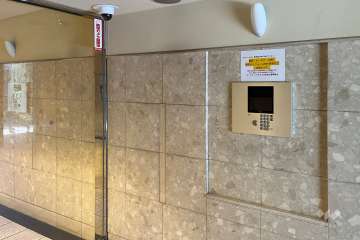 エントランスはオートロック付きです。