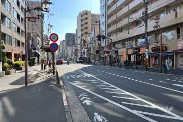 敷地の北東側前面道路（北西側から）