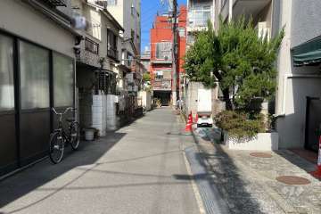 敷地西側の前面道路
