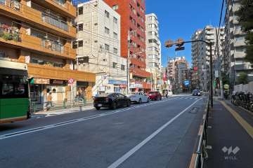 敷地東側の前面道路（南側から）