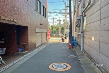 敷地南側の前面道路（西側から）