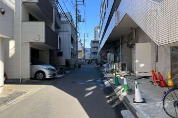 敷地西側の前面道路